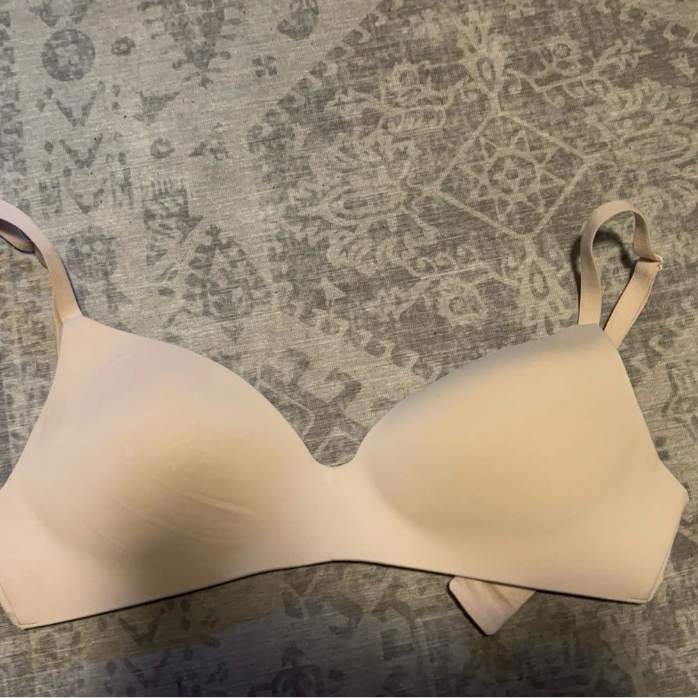 Victoria’s Secret wireless lightly padded bra. Like new size 32dd